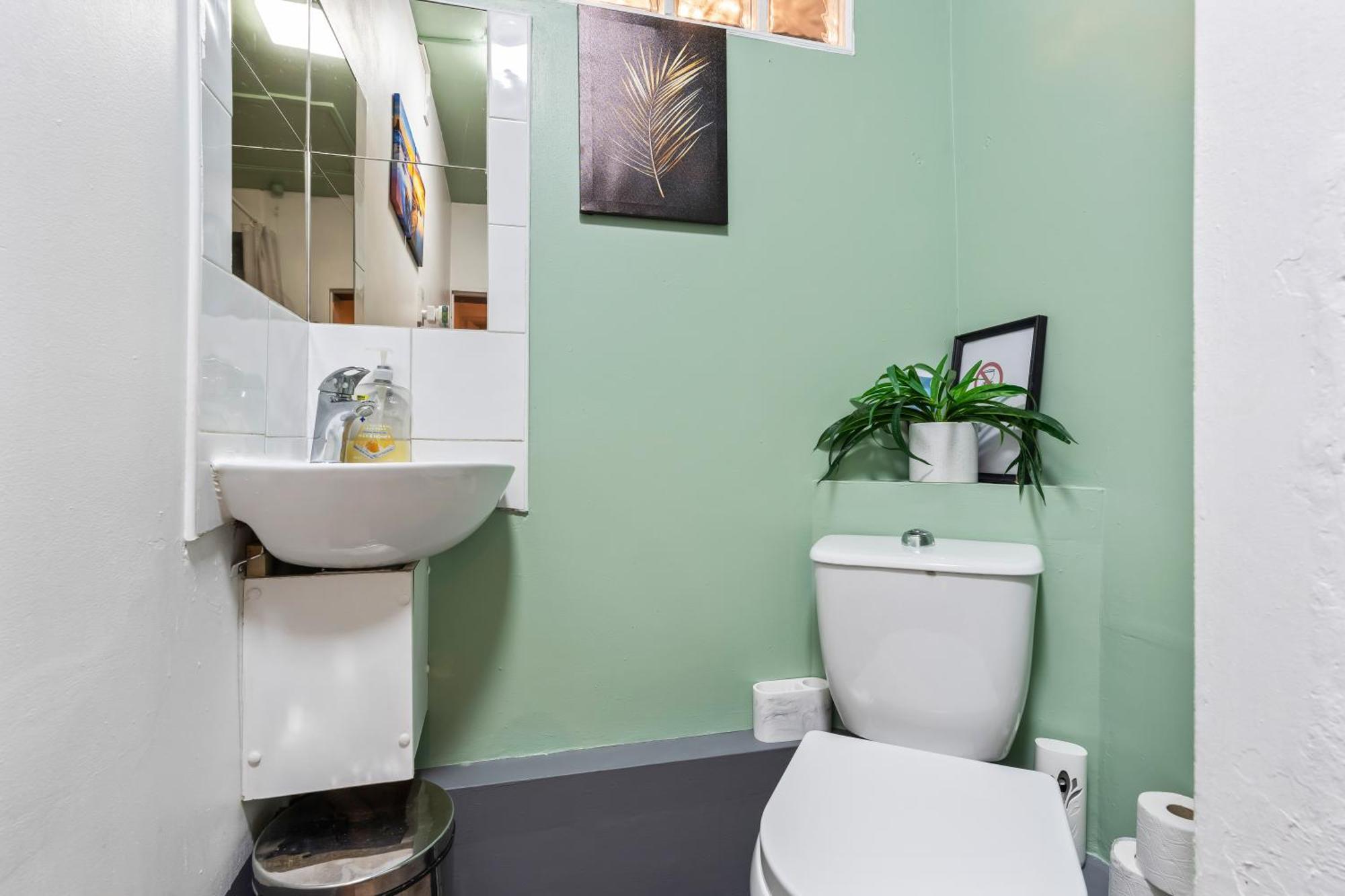 Comfy 4Br House Close To Subway London Exterior photo