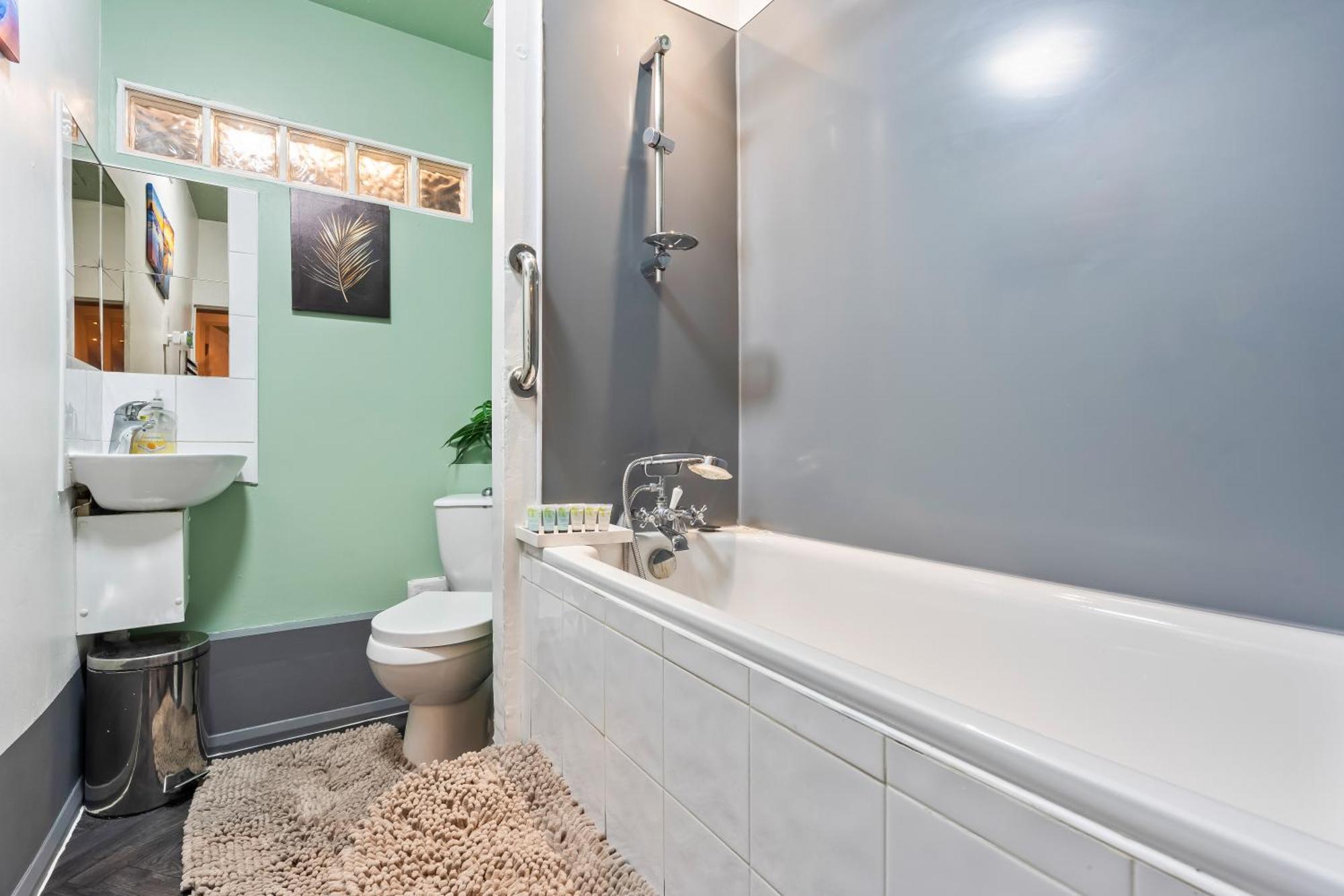 Comfy 4Br House Close To Subway London Exterior photo